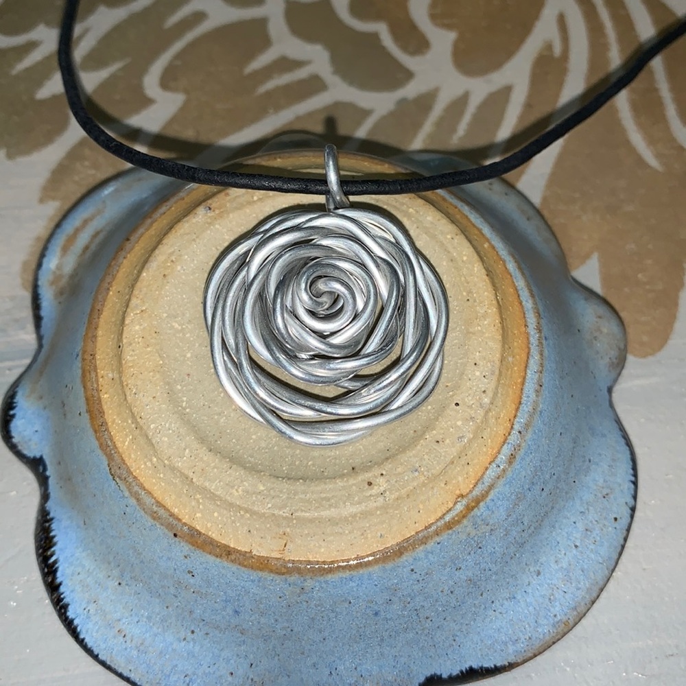 💕Unique twisted wire rose necklace